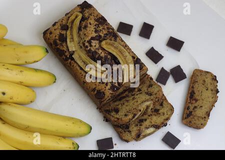 Brotscheiben aus Schokolade mit Bananenbrot. Vollkornschokolade-Bananenbrot mit Kokosöl. Keine maida, kein Butterbrot. Eine schnelle Kuchenzubereitung. Aufgenommen Stockfoto