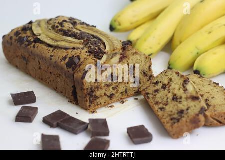 Brotscheiben aus Schokolade mit Bananenbrot. Vollkornschokolade-Bananenbrot mit Kokosöl. Keine maida, kein Butterbrot. Eine schnelle Kuchenzubereitung. Aufgenommen Stockfoto