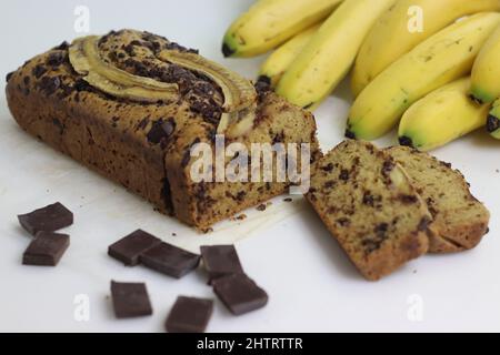 Brotscheiben aus Schokolade mit Bananenbrot. Vollkornschokolade-Bananenbrot mit Kokosöl. Keine maida, kein Butterbrot. Eine schnelle Kuchenzubereitung. Aufgenommen Stockfoto