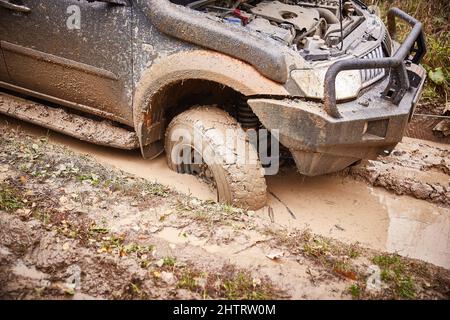 Region Moskau, Russland - 28.09.2018. SUV blieb im Gelände in einer schmutzigen Rut stecken. Abenteuer und Reisen mit dem Auto Stockfoto