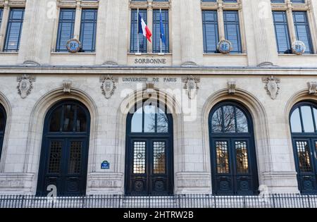 Paris, France February 27 , 2022 : Fassade der Universität Sorbonne im Zentrum von Paris. Eine der berühmtesten Universitäten der Welt, die Sorbonne Stockfoto