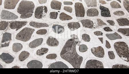 Stein gepflasterter Straßenhintergrund in Griechenland. Stockfoto