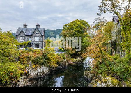 Betws-y-Coed ist ein kleines Dorf im Herzen des Snowdonia National Park Wales, das ein beliebter Ausgangspunkt für Wanderer ist. Stockfoto