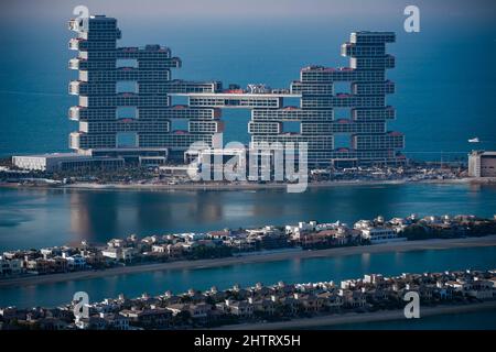 Vogelperspektive auf die Royal Atlantis Dubai Suite mit den Blättern der Palm Jumeirah Dubai im Vordergrund; einzigartige Gebäudetapete Stockfoto