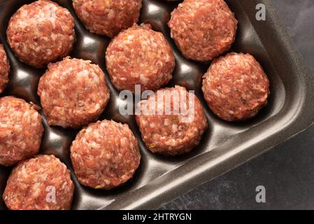 Ungekochte Italienische Fleischbällchen Stockfoto