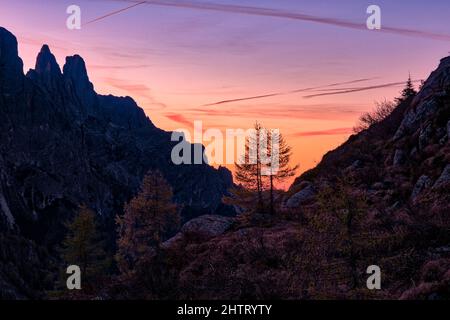 Einige der Gipfel und Felswände der Pala-Gruppe, von oberhalb des Rolle Passes bei Sonnenaufgang im Herbst gesehen. Stockfoto