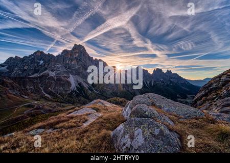 Gipfel und Felswände der Pala-Gruppe, Cimon della Pale, einer der wichtigsten Gipfel, der sich von oben über dem Rollepass bei Sonnenaufgang im Herbst abragt. Stockfoto