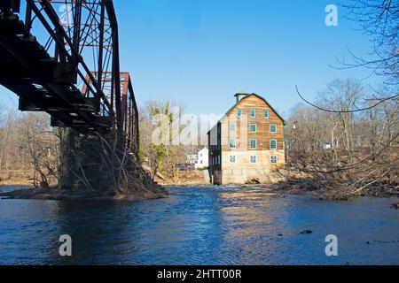 Alte Mühle am Raritan River neben einer verlassenen Eisenbahnbrücke im historischen Viertel von Neshanic Station, New Jersey, USA Stockfoto