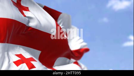 Detail der Nationalflagge Georgiens, die an einem klaren Tag im Wind winkt. Georgien ist ein Land in Osteuropa. Selektiver Fokus. Nahtlose sl Stockfoto