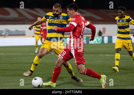 Danilo Larangeira kämpft mit Salvatote Molina beim Spiel der Serie B zwischen Monza und Parma im U Power Stadium am 2. März 2022 in Monza, Italien, um den Ball. Stockfoto