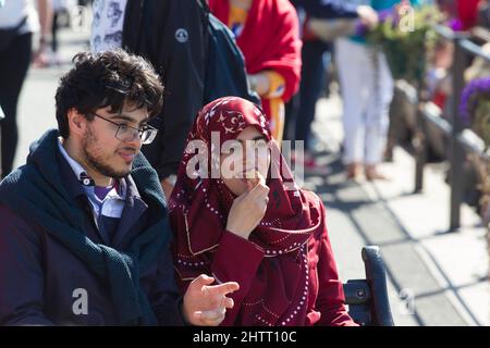 Sonniger Tag Muslim-Paar-Tag am Lake Windermere, Lake District Cumbria Stockfoto