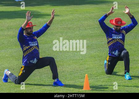 Dhaka, Bangladesch. 02. März 2022. Der Spieler des afghanischen Cricket-Nationalteams, Mohammad Nabi (L), wurde während der Trainingseinheit vor der Serie T20 gegen Bangladesch im Sher-e-Bangla National Cricket Stadium gesehen. Kredit: SOPA Images Limited/Alamy Live Nachrichten Stockfoto