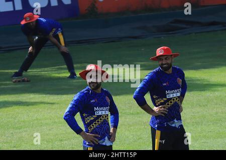 Dhaka, Bangladesch. 02. März 2022. Mohammad Nabi (R) und Rashid Khan (L), Spieler des afghanischen Cricket-Nationalteams, gesehen während der Trainingseinheit vor der Serie T20 gegen Bangladesch im Sher-e-Bangla National Cricket Stadium. Kredit: SOPA Images Limited/Alamy Live Nachrichten Stockfoto