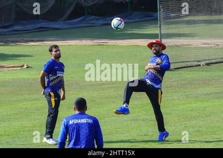 Dhaka, Bangladesch. 02. März 2022. Mohammad Nabi, der Nationalspieler des Kricketteams in Afghanistan, spielt den Ball während der Trainingseinheit vor der Serie T20 gegen Bangladesch im Sher-e-Bangla National Cricket Stadium. Kredit: SOPA Images Limited/Alamy Live Nachrichten Stockfoto