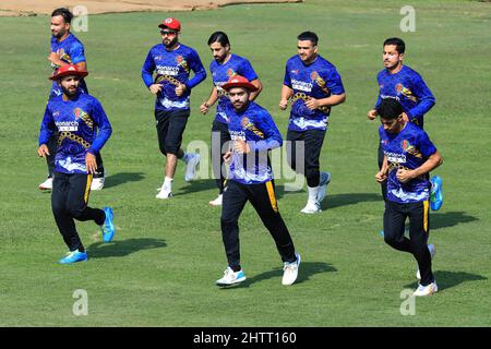 Dhaka, Bangladesch. 02. März 2022. Afghanistan National Cricket Team Spieler, die während der Trainingseinheit vor der Serie T20 gegen Bangladesch im Sher-e-Bangla National Cricket Stadium laufen. Kredit: SOPA Images Limited/Alamy Live Nachrichten Stockfoto