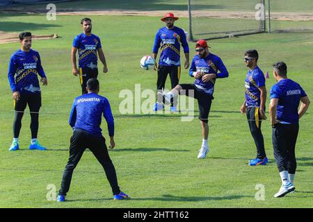 Dhaka, Bangladesch. 02. März 2022. Der Nationalspieler des afghanischen Cricket-Teams, Gulbadin Naib, spielt den Ball während der Trainingseinheit vor der Serie T20 gegen Bangladesch im Sher-e-Bangla National Cricket Stadium. Kredit: SOPA Images Limited/Alamy Live Nachrichten Stockfoto