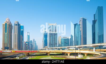 Dubai, Vereinigte Arabische Emirate - Sheikh Zayed Road, eine 7-spurige Autobahn, die einige der berühmten Wolkenkratzer Dubais zeigt. Stockfoto
