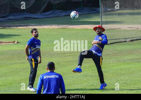 Dhaka, Bangladesch. 02. März 2022. Mohammad Nabi, der Nationalspieler des Kricketteams in Afghanistan, spielt den Ball während der Trainingseinheit vor der Serie T20 gegen Bangladesch im Sher-e-Bangla National Cricket Stadium. (Foto von MD Manik/SOPA Images/Sipa USA) Quelle: SIPA USA/Alamy Live News Stockfoto