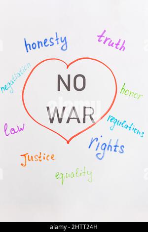 Stop war Wort auf weißem Hintergrund geschrieben.kein Kriegszeichen. Rotes Verbotsschild mit einem Aufruf, den Krieg zu stoppen. Antikriegs-, Friedens-Appeal-Konzept. Stockfoto