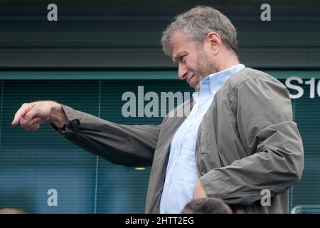 FILEBILDER: London, England . 2.. März 2022. Datei Foto von Chelsea FC Besitzer Roman Abramovich, der beschlossen hat, den Fußballverein zu verkaufen. Roman im Chelsea / Crystal Palace im Mai 2015. Bild von: Jason Mitchell/Alamy Live News Stockfoto