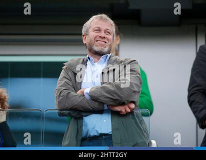 FILEBILDER: London, England . 2.. März 2022. Datei Foto von Chelsea FC Besitzer Roman Abramovich, der beschlossen hat, den Fußballverein zu verkaufen. Roman im Chelsea / Crystal Palace im Mai 2015. Bild von: Jason Mitchell/Alamy Live News Stockfoto