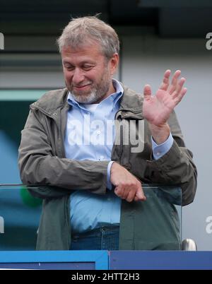 FILEBILDER: London, England . 2.. März 2022. Datei Foto von Chelsea FC Besitzer Roman Abramovich, der beschlossen hat, den Fußballverein zu verkaufen. Roman im Chelsea / Crystal Palace im Mai 2015. Bild von: Jason Mitchell/Alamy Live News Stockfoto