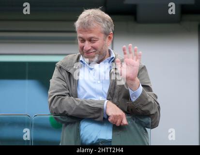 FILEBILDER: London, England . 2.. März 2022. Datei Foto von Chelsea FC Besitzer Roman Abramovich, der beschlossen hat, den Fußballverein zu verkaufen. Roman im Chelsea / Crystal Palace im Mai 2015. Bild von: Jason Mitchell/Alamy Live News Stockfoto