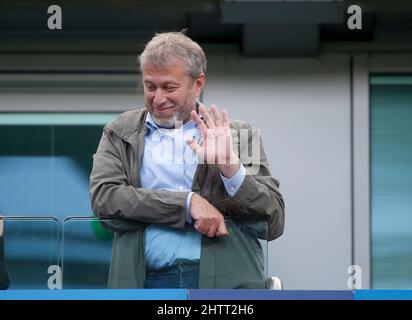 FILEBILDER: London, England . 2.. März 2022. Datei Foto von Chelsea FC Besitzer Roman Abramovich, der beschlossen hat, den Fußballverein zu verkaufen. Roman im Chelsea / Crystal Palace im Mai 2015. Bild von: Jason Mitchell/Alamy Live News Stockfoto