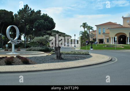 Der erste Kreisverkehr von Quinta do Lago. Almancil, Algarve, Portugal Stockfoto