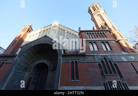 Kirche Saint Christophe de Javel im 15.. Arrondissement von Paris, Frankreich. Die Kirche, die dem Heiligen Christophorus geweiht ist, der als schutzpatron gilt Stockfoto