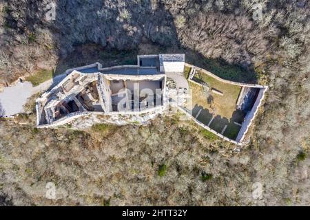 Eine Luftaufnahme von oben nach unten auf die alte Burg Pietrapelosa, renoviert, zwischen Buzet und Livade, Istrien, Kroatien Stockfoto