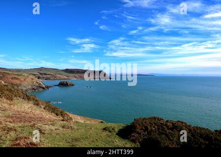 Der Wales Coast Path mit Blick auf Maen Gwenonwy und Porth Ysgo auf der Llyn Peninsula. Stockfoto