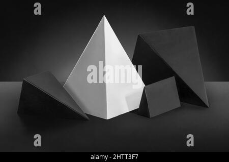 Nahaufnahme von geometrischen Formen in Graustufen Stockfoto
