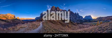 Panoramablick auf die Sella-Gruppe (Mitte), die Puez-Gruppe und den Mt. Sassongher (links), Langkofel-Gruppe (rechts), vom Gardena-Pass bei Sonnenuntergang gesehen. Stockfoto