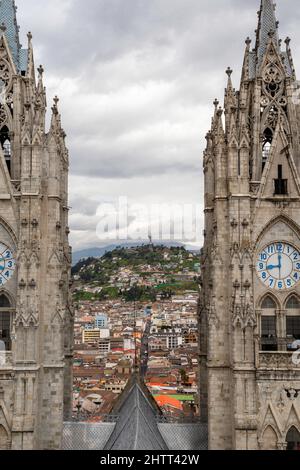 Bild der Basilika del Voto Nacional mit der Virgen de Panecillo im Hintergrund, Quito, Ecuador. Stockfoto