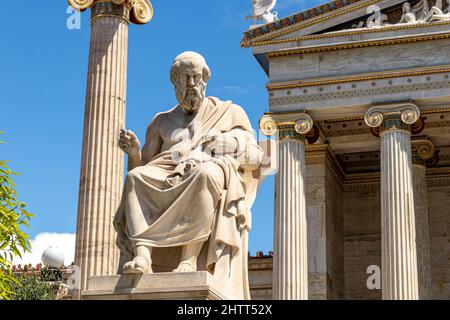 Athen, Griechenland. Marmorstatue des griechischen Philosophen Plato, in der modernen Akademie von Athen Stockfoto