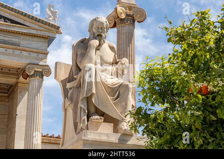 Athen, Griechenland. Marmorstatue des griechischen Philosophen Sokrates, in der modernen Akademie von Athen Stockfoto