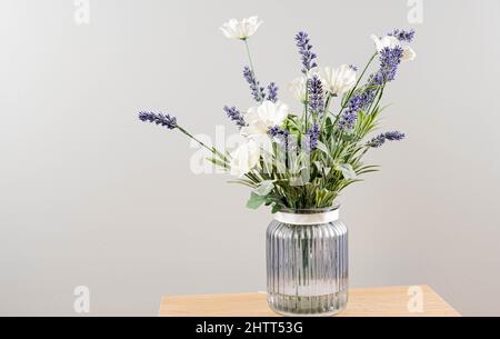 Stillleben Aufnahmen von künstlichen Blumen in Vase. Home Studio-Aufstellungen. Stockfoto