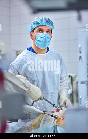 Der Chirurg führt eine endoskopische Operation durch Stockfoto