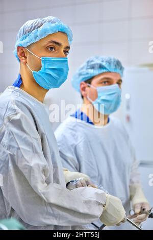 Der Chirurg führt eine endoskopische Operation durch Stockfoto