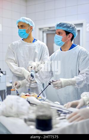 Der Chirurg führt eine endoskopische Operation durch Stockfoto