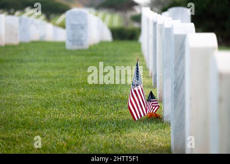 Amerikanische Flaggen am Grab eines gefallenen Militärveteranen in den Vereinigten Staaten. Stockfoto