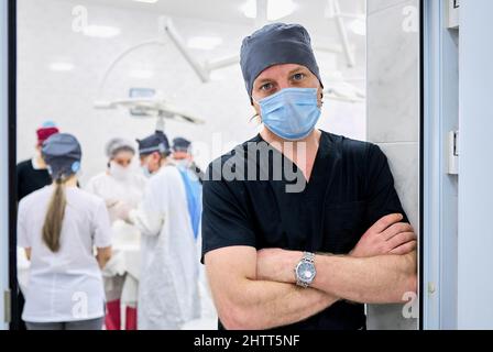 Der Chirurg überwacht die Operation im Operationssaal Stockfoto