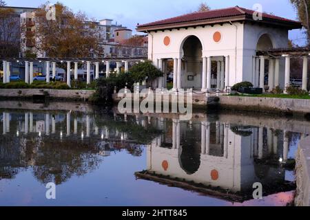 Pergola Reflexion auf Lake Merritt Stockfoto