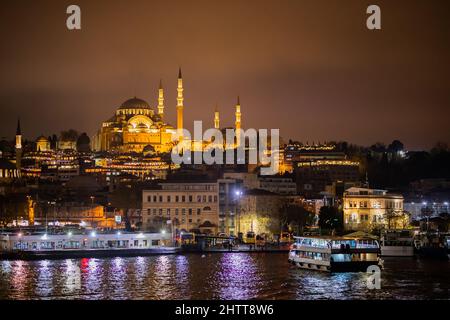 Blick vom Meer auf die Suleymaniye Moschee. Ramadan oder kandil oder Laylat al-qadr oder islamischer Hintergrund . Die Suleymaniye Moschee wurde von Mimar Sina erbaut Stockfoto