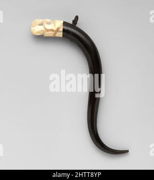 Kunst inspiriert von Primer, 18. Jahrhundert, Rajasthan, Inder, Rajasthan, Horn, Elfenbein, L. 9 5/8 Zoll (24,5 cm); D. 1 Zoll (2,5 cm); Gewicht 2,8 oz. (79,4 g), Schusswaffen-Zubehör-Flaschen & Grundierungen, Eine Ansaugflasche wird verwendet, um feines Pistolenpulver in die Ansaugpfanne einer Streichholzpistole zu halten und zu gießen, Classic Works modernisiert von Artotop mit einem Schuss Moderne. Formen, Farbe und Wert, auffällige visuelle Wirkung auf Kunst. Emotionen durch Freiheit von Kunstwerken auf zeitgemäße Weise. Eine zeitlose Botschaft, die eine wild kreative neue Richtung verfolgt. Künstler, die sich dem digitalen Medium zuwenden und die Artotop NFT erschaffen Stockfoto