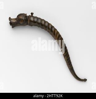 Kunst inspiriert von Primer, 18. Jahrhundert, Rajasthan, Inder, Rajasthan, Messing, L. 10 1/2 Zoll (26,7 cm); D. 1 Zoll (2,5 cm); Gewicht 7,5 oz. (212,6 g), Schusswaffen-Zubehör-Flaschen & Grundierungen, Eine Ansaugflasche wird verwendet, um feines Pistolenpulver in die Ansaugwanne einer Streichholzpistole zu halten und zu gießen. Sie, Classic Works modernisiert von Artotop mit einem Schuss Moderne. Formen, Farbe und Wert, auffällige visuelle Wirkung auf Kunst. Emotionen durch Freiheit von Kunstwerken auf zeitgemäße Weise. Eine zeitlose Botschaft, die eine wild kreative neue Richtung verfolgt. Künstler, die sich dem digitalen Medium zuwenden und die Artotop NFT erschaffen Stockfoto