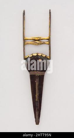 Kunst inspiriert von Dagger (Katar) mit Mantel, 18. Jahrhundert, Inder, Stahl, Gold, Holz, Samt, L. mit Scheide 13 1/4 Zoll (33,7 cm); L. ohne Mantel 11 11/16 Zoll (29,7 cm); B: 3 1/4 Zoll (8,3 cm); Gewicht 15,3 oz. (433,7 g); Gewicht des Mantels 0,9 oz. (25,5 g), Dolche, Classic Works modernisiert von Artotop mit einem Schuss Moderne. Formen, Farbe und Wert, auffällige visuelle Wirkung auf Kunst. Emotionen durch Freiheit von Kunstwerken auf zeitgemäße Weise. Eine zeitlose Botschaft, die eine wild kreative neue Richtung verfolgt. Künstler, die sich dem digitalen Medium zuwenden und die Artotop NFT erschaffen Stockfoto