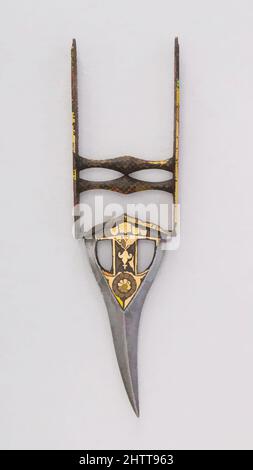 Kunst inspiriert von Dagger (Katar), 18. Jahrhundert, Inder, Stahl, Gold, H. 11 13/16 Zoll (30 cm); B: 3 1/4 Zoll (8,3 cm); Gewicht 12,4 oz. (351,5 g), Dolche, Classic Works modernisiert von Artotop mit einem Schuss Moderne. Formen, Farbe und Wert, auffällige visuelle Wirkung auf Kunst. Emotionen durch Freiheit von Kunstwerken auf zeitgemäße Weise. Eine zeitlose Botschaft, die eine wild kreative neue Richtung verfolgt. Künstler, die sich dem digitalen Medium zuwenden und die Artotop NFT erschaffen Stockfoto