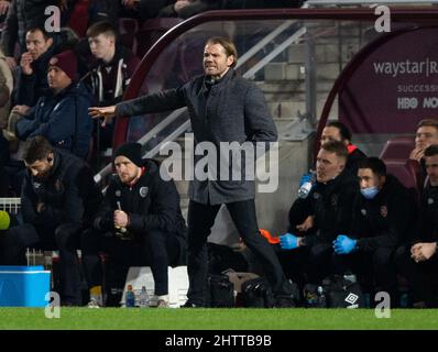 Edinburgh, Großbritannien. 02. Mär, 2022. Cinch Premiership - Heart of Midlothian / Aberdeen 02/03/2022 Pic Shows: Hearts' Manager, Robbie Neilson ruft seinen Spielern Anweisungen vom Rand aus, während Hearts im Cinch Premiership im Tynecastle Park, Edinburgh, Gastgeber von Aberdeen ist. Quelle: Ian Jacobs/Alamy Live News Stockfoto